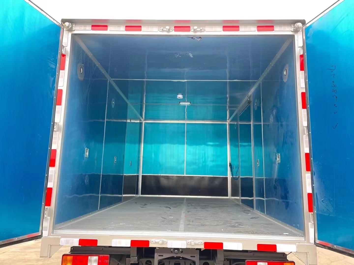 東風多利卡5噸爆破器材運輸車