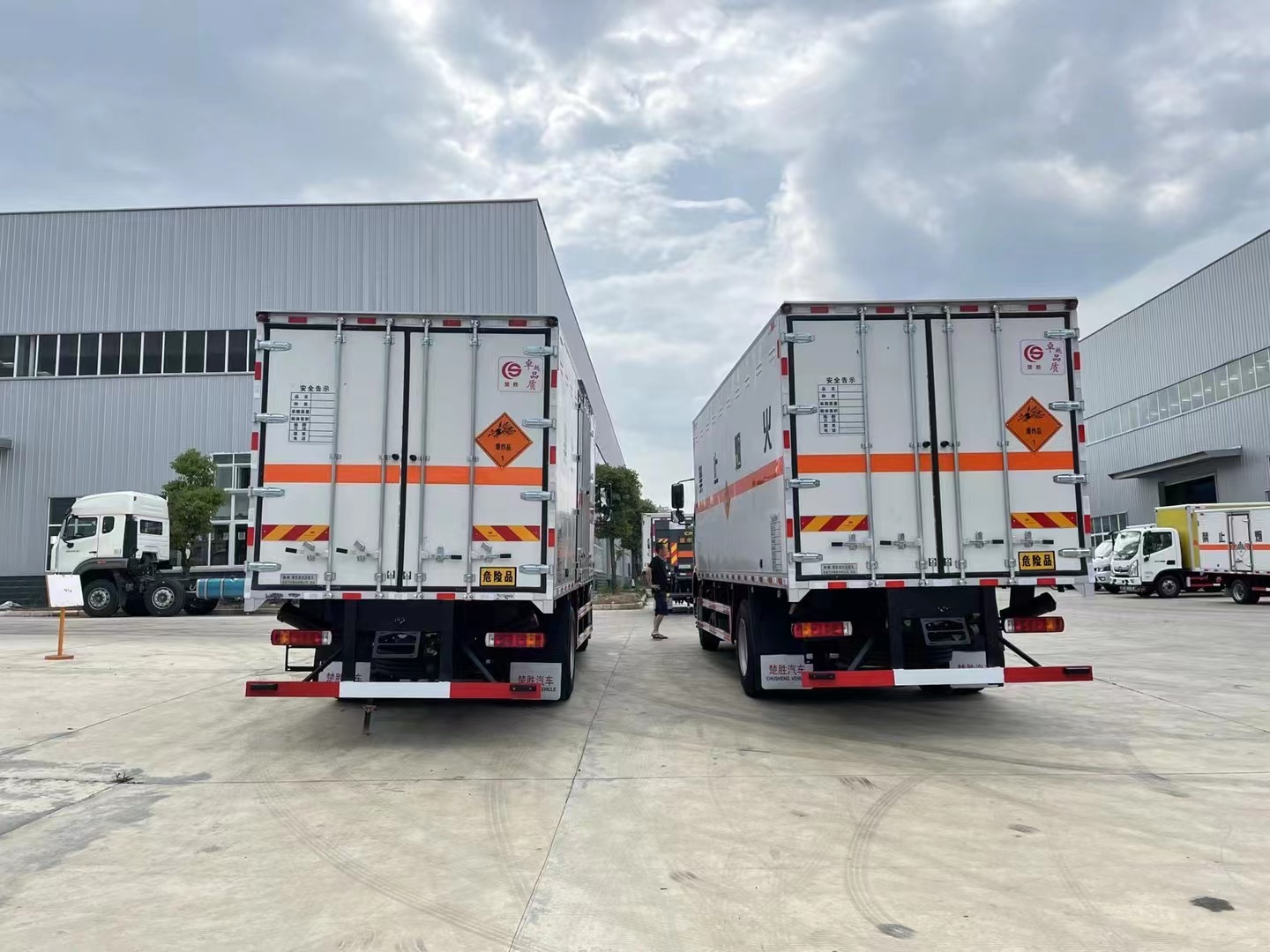 解放7.6米爆破器材運(yùn)輸車