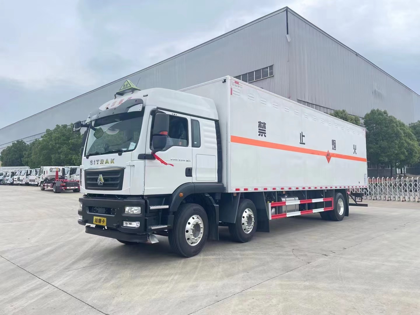 重汽汕德卡9.6米煙花爆竹運(yùn)輸車