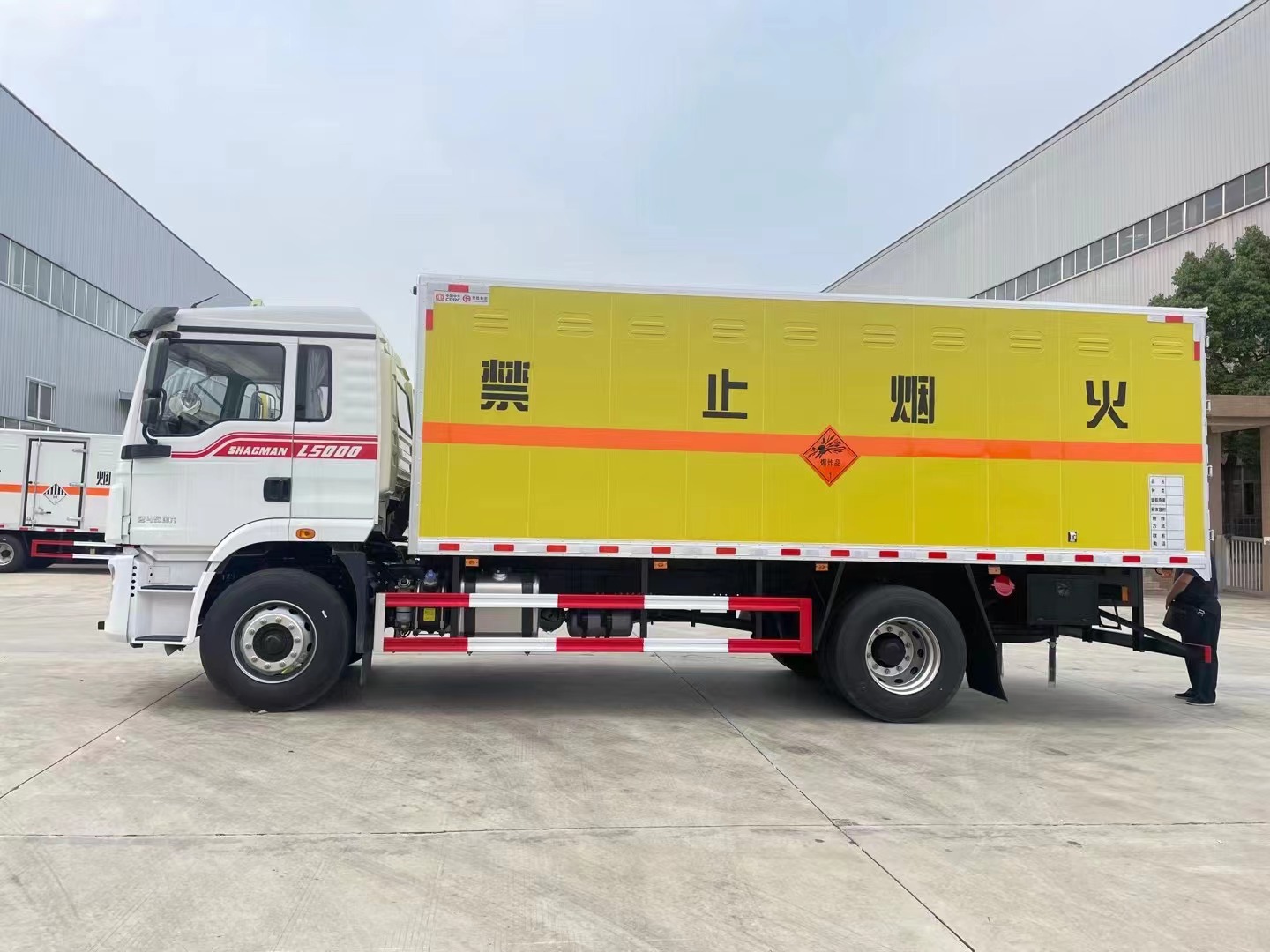 陜汽德龍6.8米煙花炮竹運輸車