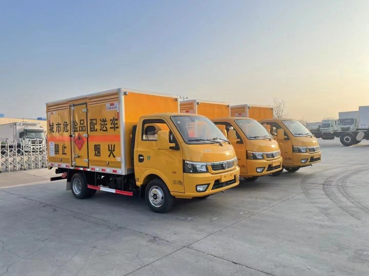 東風(fēng)途逸柴油版3.8米易燃?xì)怏w廂式運(yùn)輸車