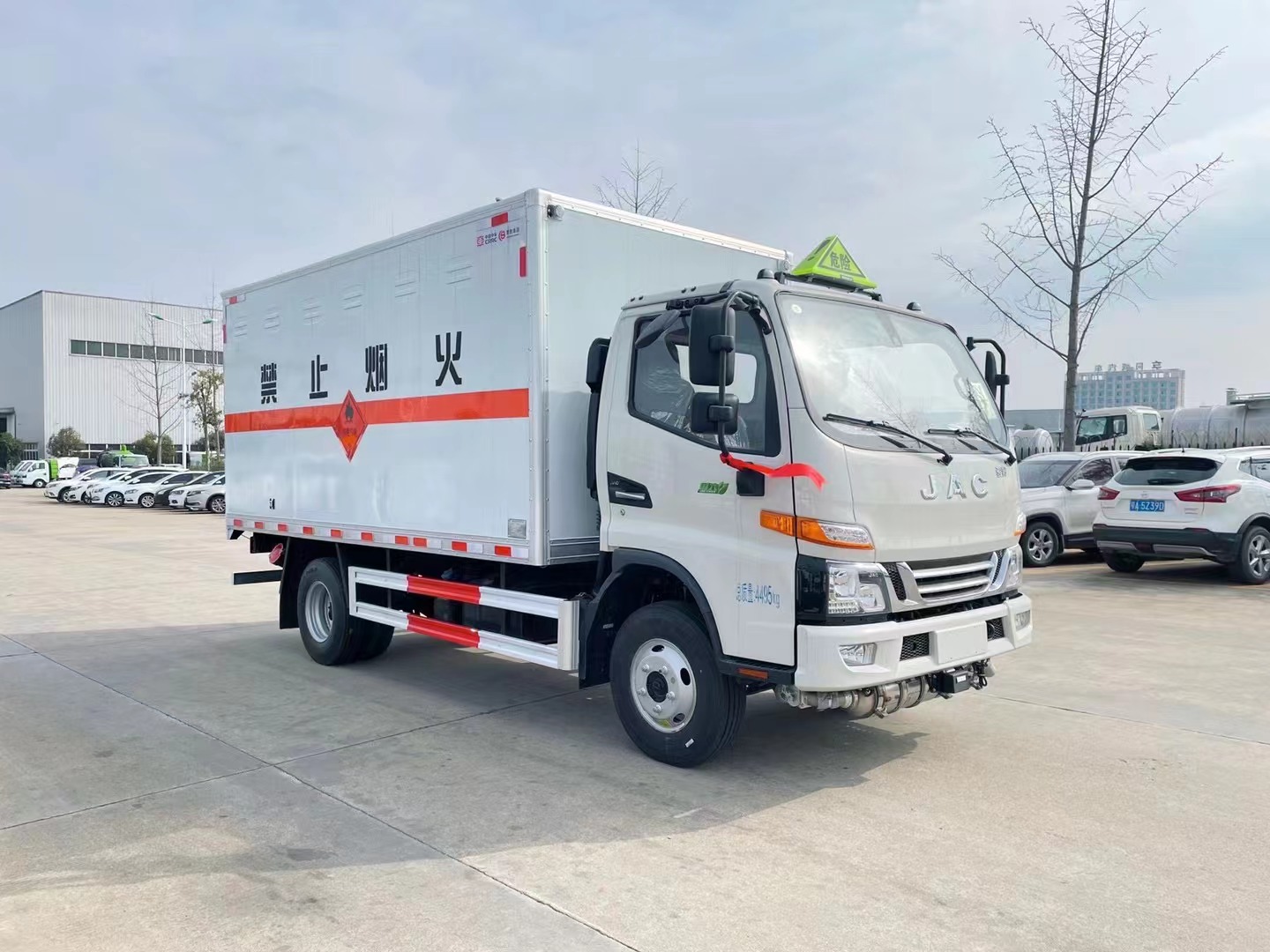 江淮駿鈴V5藍(lán)牌4.1米氣體廂式車(chē)