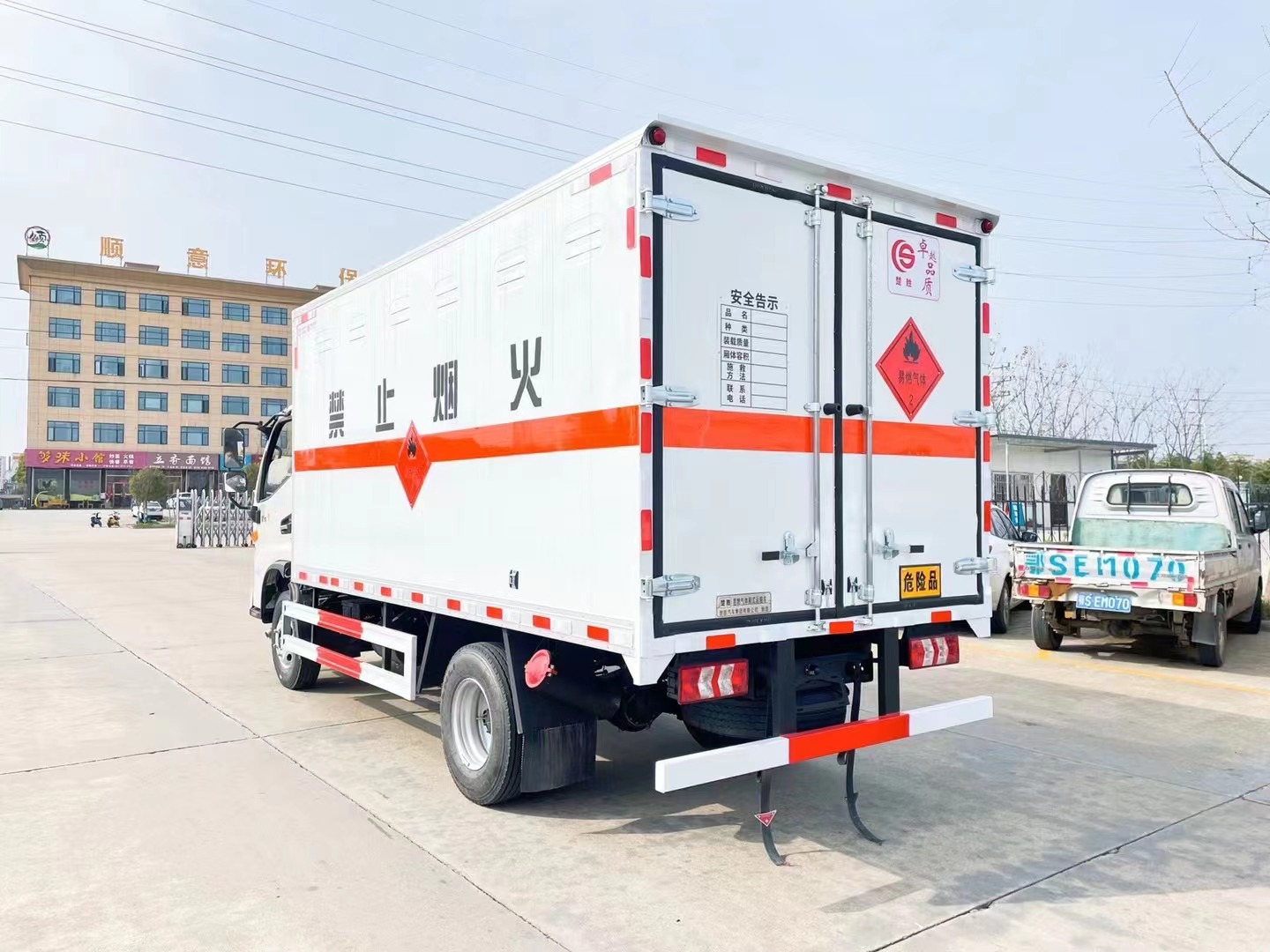 江淮駿鈴V5藍(lán)牌4.1米氣體廂式車(chē)