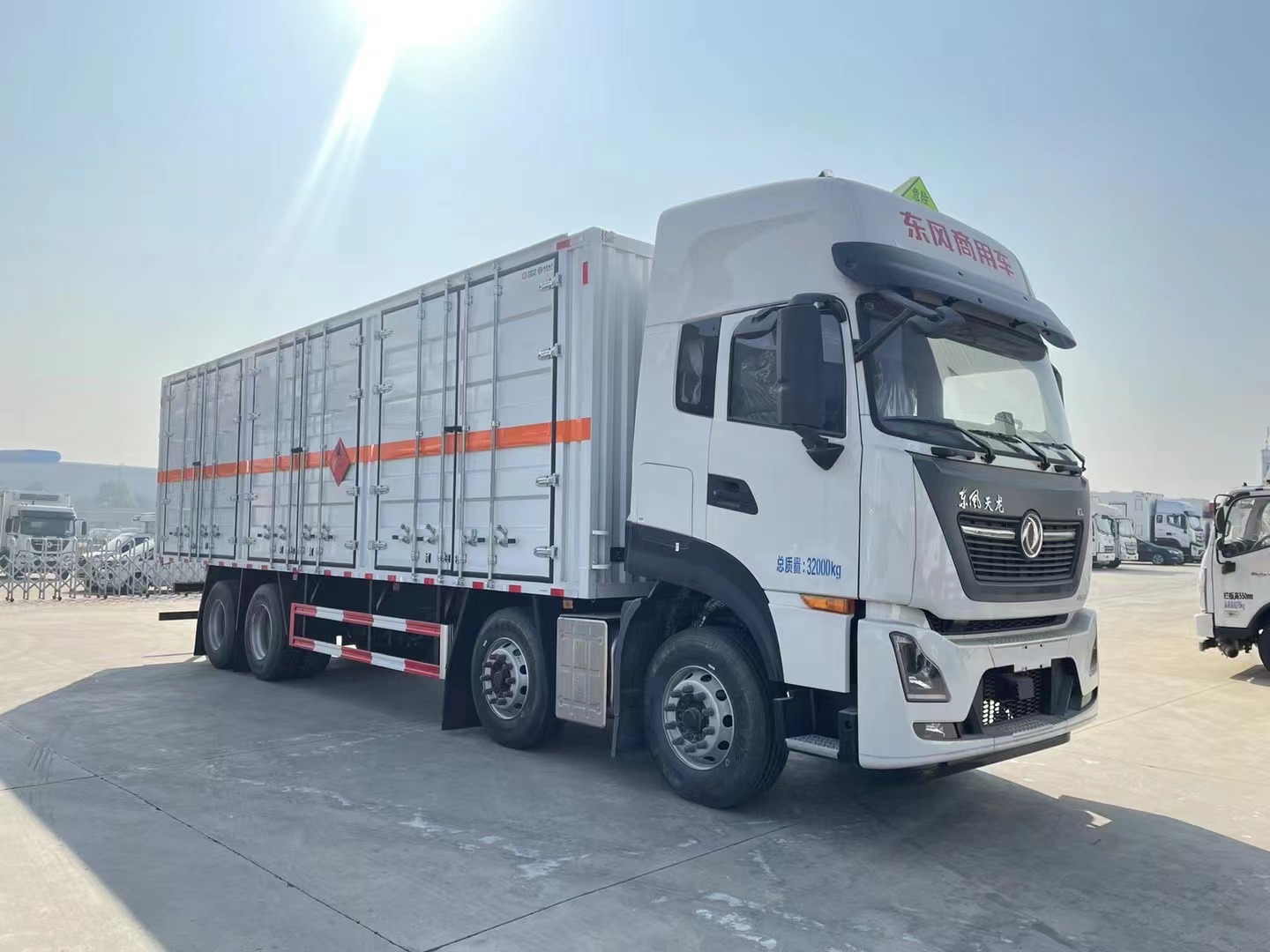 東風天龍9.4米氣體廂式運輸車