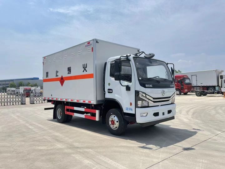 東風(fēng)多利卡（4.3米）5噸易燃液體廂式車