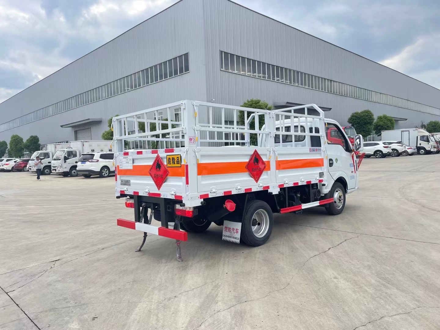 東風途逸柴油版3.8米氣瓶運輸車