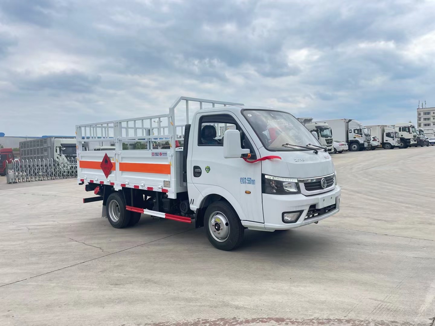 東風途逸柴油版3.8米氣瓶運輸車