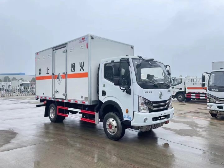 東風(fēng)藍(lán)牌4.2米雜項危險物品廂式運輸車