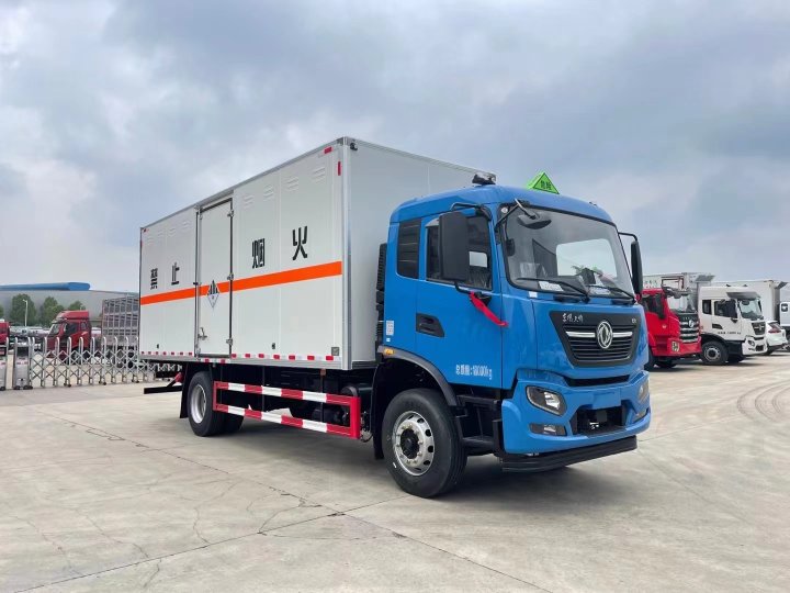 東風(fēng)天錦6.8米9類危險品車