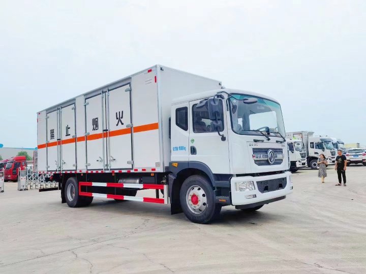 東風(fēng)多利卡10噸廢電池廢機(jī)油運輸車