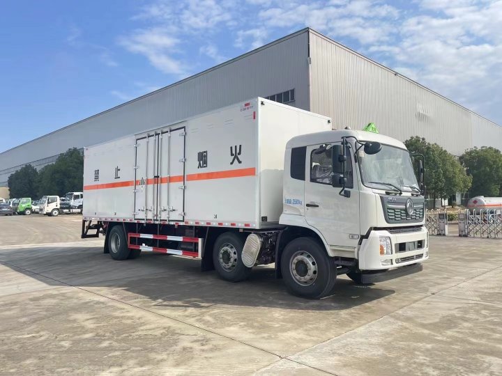 東風(fēng)天錦8.6米九類危險品廂式車