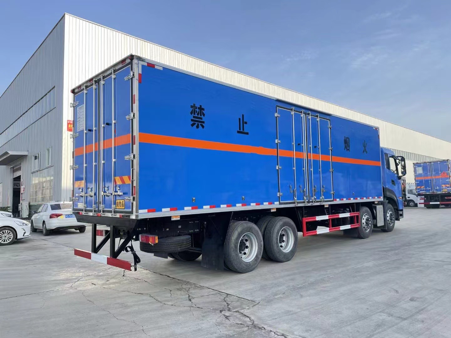 東風天龍前四后八9.4米腐蝕性廂式車