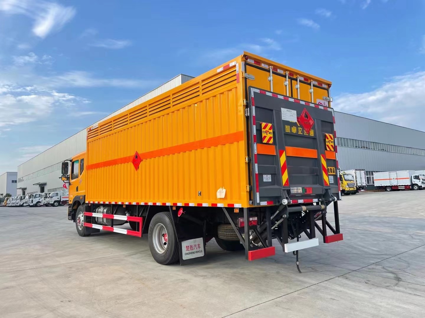 東風(fēng)多利卡7.6米氣體廂式車(chē)