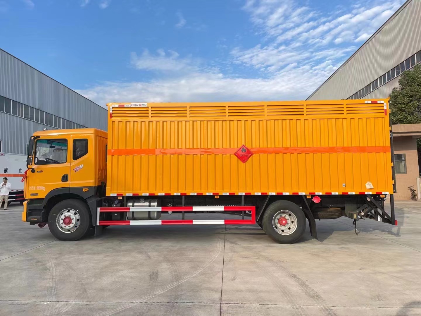 東風(fēng)多利卡7.6米氣體廂式車(chē)